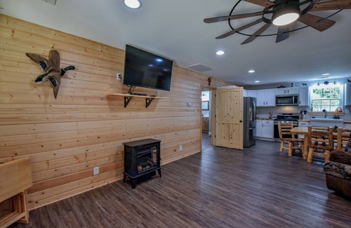 Goodsprings Cabina | YellowCreek Cabin-A country Getaway 2-bdr cabin with AC, WiFi, Hunting, Fishing