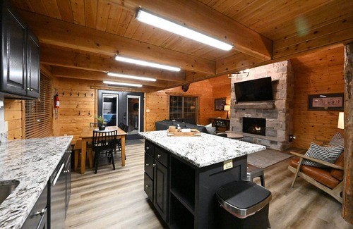 Island Park Cabina | Retiro de la cabina de Yellowstone | Cerca de Yellowstone | 3 habitaciones 1 baño, capacidad para 10