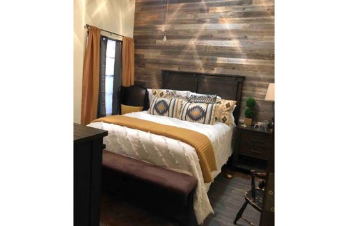 North by Northwest Casa | ~ Yellowstone ~ Close to Texas Tech ! 🟥👆🏻⬛️ ✨Cute 2 Bed & 1 bath✨
