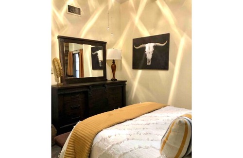North by Northwest Casa | ~ Yellowstone ~ Close to Texas Tech ! 🟥👆🏻⬛️ ✨Cute 2 Bed & 1 bath✨
