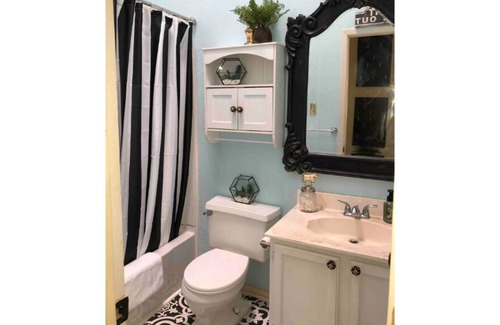North by Northwest Casa | ~ Yellowstone ~ Close to Texas Tech ! 🟥👆🏻⬛️ ✨Cute 2 Bed & 1 bath✨