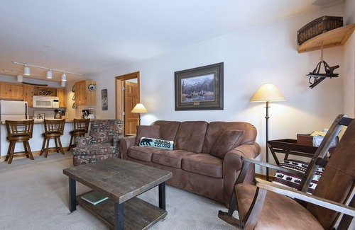 Driggs Condominio | Yellowstone & Grand Teton Parks! On Teton Creek! 3 Hot tubs! Clean & Stocked!