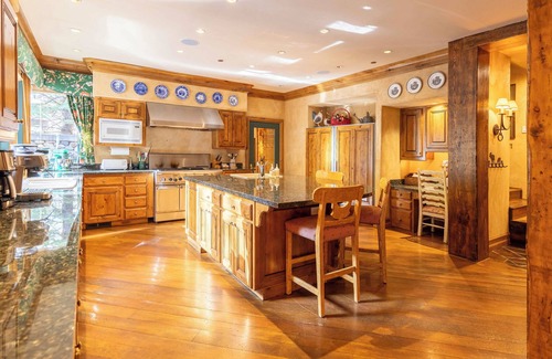 Ketchum Casa | Yellowstone-Inspired Luxury: Warm Springs Mansion Retreat