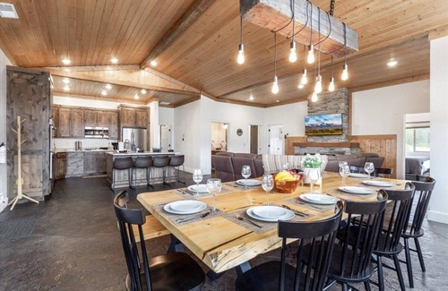 Island Park Cabina | Yellowstone Modern Mountain View,Hot tub,Foosball,Fire Pit, 25min to Yellowstone