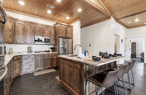 Island Park Cabina | Yellowstone Modern Mountain View,Hot tub,Foosball,Fire Pit, 25min to Yellowstone
