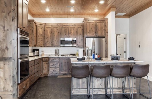 Island Park Cabina | Yellowstone Modern Mountain View,Hot tub,Foosball,Fire Pit, 25min to Yellowstone