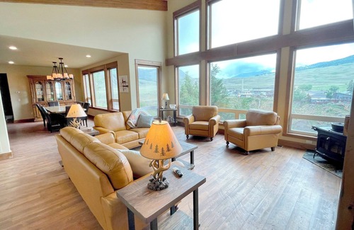 Gardiner Casa | Yellowstone Riverview Cabin - 4BRs w/ Stunning Mountain Views!