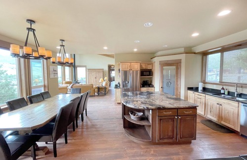 Gardiner Casa | Yellowstone Riverview Cabin - 4BRs w/ Stunning Mountain Views!