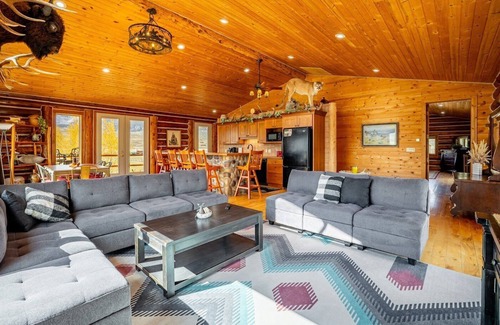 Cody Casa | Yellowstone Valley Cabin- ideally located retreat, wildlife and mountain views