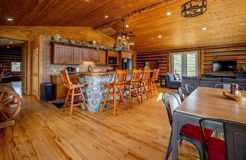 Cody Casa | Yellowstone Valley Cabin- ideally located retreat, wildlife and mountain views