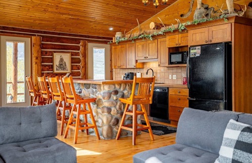 Cody Casa | Yellowstone Valley Cabin- ideally located retreat, wildlife and mountain views