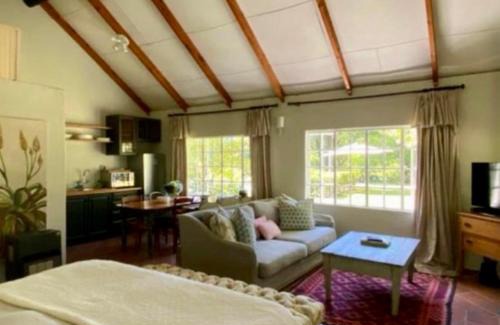 Curry's Post Apartamento | Yellowwoods Farm - POOL COTTAGE (self-catering)