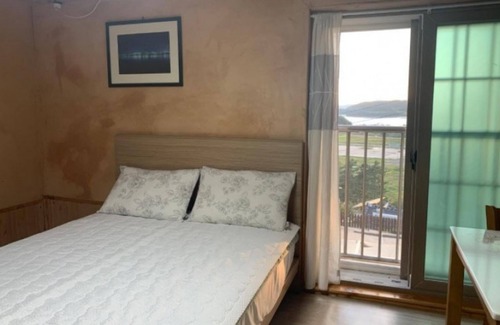 Dolsan-eup Casa | Yeosu Banditbul Hwangto Pension