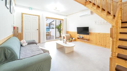 Dolsan-eup Casa | Yeosu Dangdangi Dog Family Pension Gold