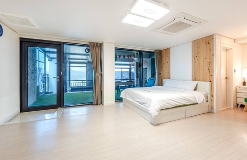 Dolsan-eup Casa | Yeosu Wellstay Pool Villa