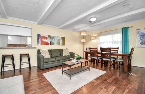 Shenandoah Casa | Yes-pets. Business, medical, shopping, trails, the Woodlands amenities.