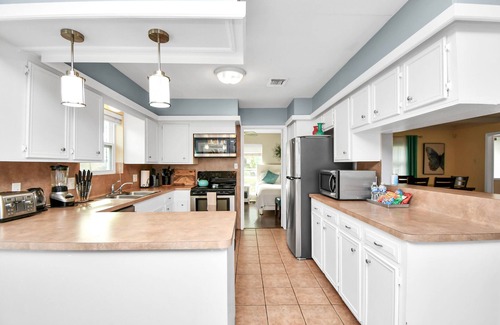 Shenandoah Casa | Yes-pets. Business, medical, shopping, trails, the Woodlands amenities.