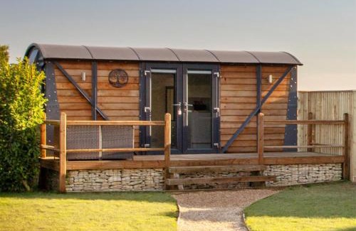Frampton Chalet De Esquí | Yew Lodge - Shepherd's Hut Railway Carriage with "Hot Tub" - Sleeps 4 - Escape Completely!