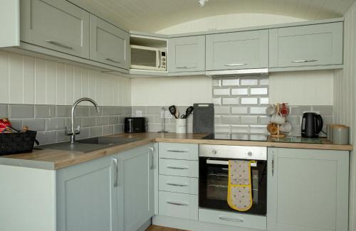 Frampton Chalet De Esquí | Yew Lodge - Shepherd's Hut Railway Carriage with "Hot Tub" - Sleeps 4 - Escape Completely!