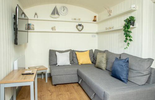 Frampton Chalet De Esquí | Yew Lodge - Shepherd's Hut Railway Carriage with "Hot Tub" - Sleeps 4 - Escape Completely!