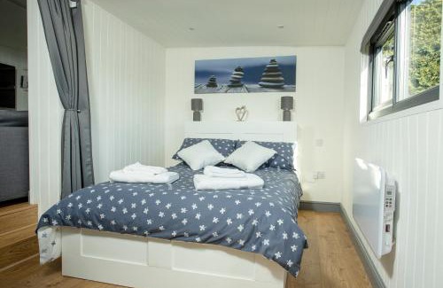 Frampton Chalet De Esquí | Yew Lodge - Shepherd's Hut Railway Carriage with "Hot Tub" - Sleeps 4 - Escape Completely!
