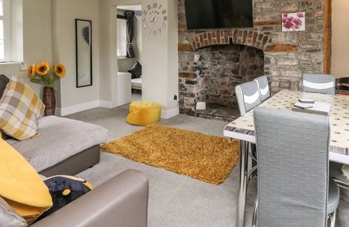 Defynnog Cabaña | YEWTREE COTTAGE, pet friendly in Sennybridge