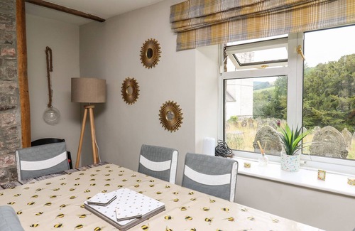 Defynnog Cabaña | YEWTREE COTTAGE, pet friendly in Sennybridge