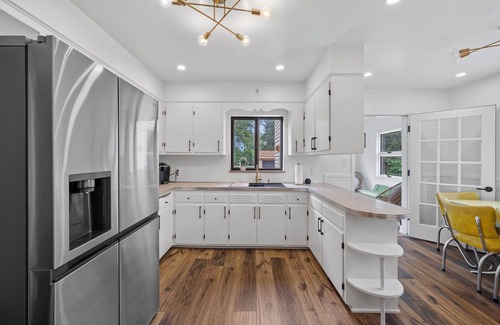 Rocky River Casa | “YOGA HOUSE” 4bed , 2 spa-like baths + 2x Yoga sunrooms! Hotel quality