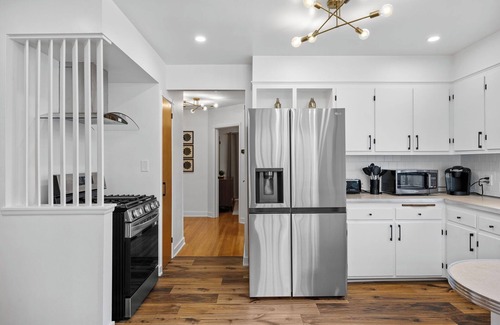 Rocky River Casa | “YOGA HOUSE” 4bed , 2 spa-like baths + 2x Yoga sunrooms! Hotel quality