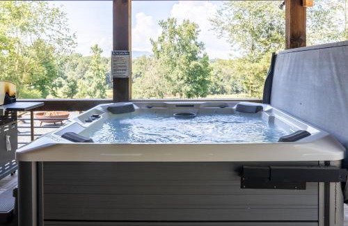 Cleveland Casa | Yonah View King Beds - Wine Country Bliss