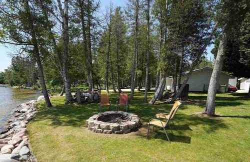 Manistique Cabina | Yoopers Paradise on Indian Lake