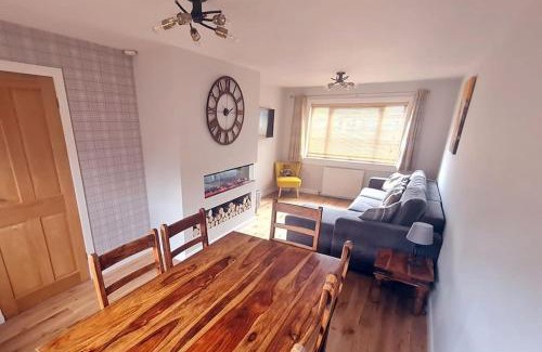 Dufftown Casa | York Street Retreat, modern cosy 2 bed with garden