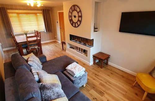 Dufftown Casa | York Street Retreat, modern cosy 2 bed with garden