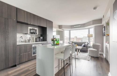 Bloor-Yorkville Apartamento | Yorkville Luxury 2 Bedroom & Parking