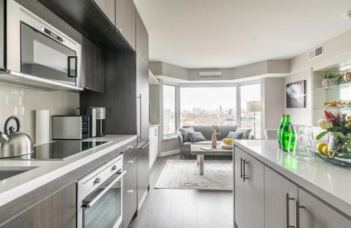 Bloor-Yorkville Apartamento | Yorkville Luxury 2 Bedroom & Parking