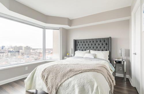Bloor-Yorkville Apartamento | Yorkville Luxury 2 Bedroom & Parking