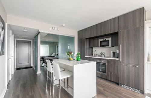 Bloor-Yorkville Apartamento | Yorkville Luxury 2 Bedroom & Parking