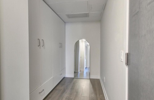 Bloor-Yorkville Apartamento | Yorkville Luxury: Modern 1-Bed Condo, Fall in Love