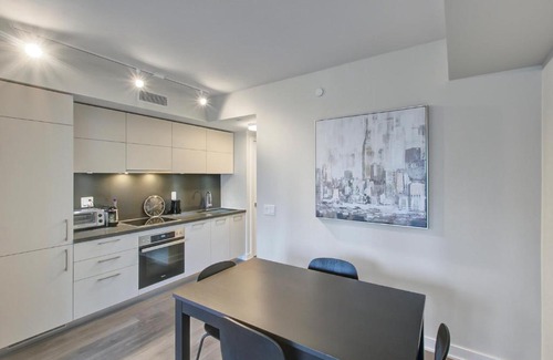 Bloor-Yorkville Apartamento | Yorkville Luxury: Modern 1-Bed Condo, Fall in Love