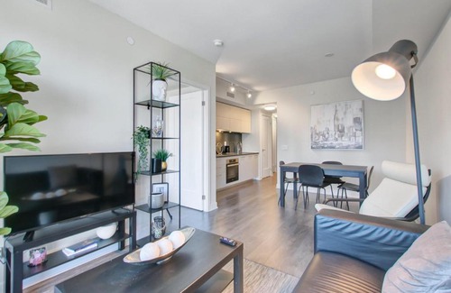 Bloor-Yorkville Apartamento | Yorkville Luxury: Modern 1-Bed Condo, Fall in Love