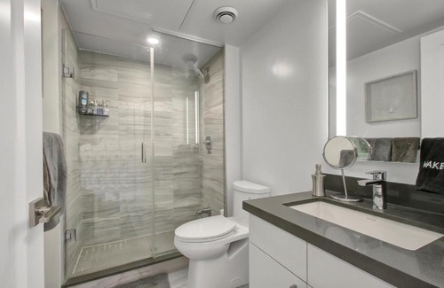 Bloor-Yorkville Apartamento | Yorkville Luxury: Modern 1-Bed Condo, Fall in Love