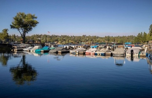 Groveland Cabina | Yosemite Basecamp - Yosemite Basecamp is a Gorgeous Pet-friendly Home Near the Pristine Pine Mountain Lake Golf Course by Redawning