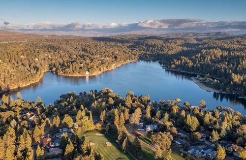 Groveland Cabina | Yosemite Basecamp - Yosemite Basecamp is a Gorgeous Pet-friendly Home Near the Pristine Pine Mountain Lake Golf Course by Redawning