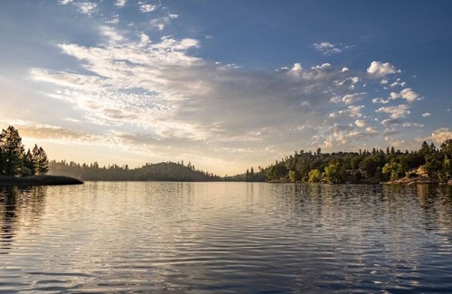 Groveland Cabina | Yosemite Basecamp - Yosemite Basecamp is a Gorgeous Pet-friendly Home Near the Pristine Pine Mountain Lake Golf Course by Redawning