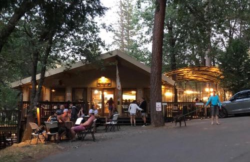 Midpines Cabina | Yosemite Bug Rustic Mountain Resort