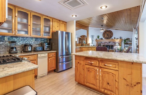 Oakhurst Casa | Yosemite Creekside Retreat with spa/games/EV Charger and more