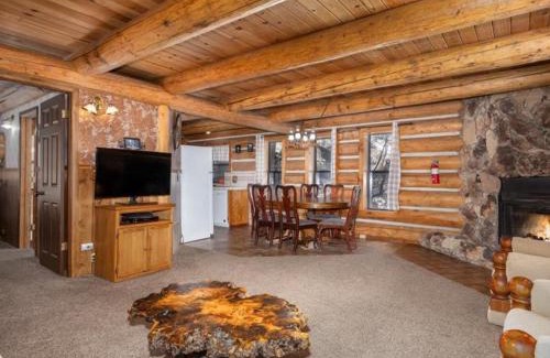 Yosemite National Park Casa | Yosemite Log Cabin-Rustic Charm-Sleeps 8