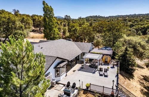 Mariposa Casa | Yosemite Luxe Family Lodge - Spa, Theater, Sauna, EV, Game Room, Poker Table
