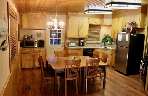 Oakhurst Cabina | Parque Nacional de Yosemite (15 millas) / Bass Lake (3 minutos) CuteCabin w / HOT TUB