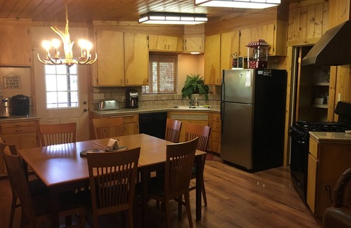 Oakhurst Cabina | Parque Nacional de Yosemite (15 millas) / Bass Lake (3 minutos) CuteCabin w / HOT TUB